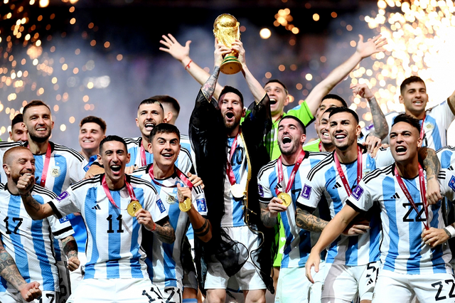 Khám phá bí mật thú vị dưới đáy cúp vàng World Cup - Hình 9 Kham pha bi mat thu vi duoi day cup vang World Cup-Hinh-9