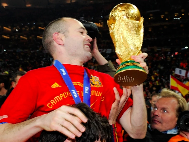 Khám phá bí mật thú vị dưới đáy cúp vàng World Cup - Hình 3 Kham pha bi mat thu vi duoi day cup vang World Cup-Hinh-3