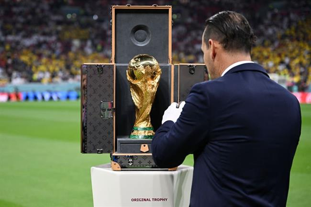 Khám phá bí mật thú vị dưới đáy cúp vàng World Cup - Hình 8 Kham pha bi mat thu vi duoi day cup vang World Cup-Hinh-8