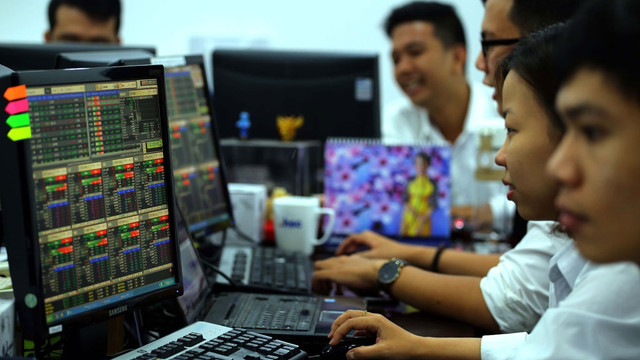 Chứng khoán ngày 24/10: LPB kém khả quan, TPB và KDH nên mua? Chung khoan ngay 24/10: LPB kem kha quan, TPB va KDH nen mua?