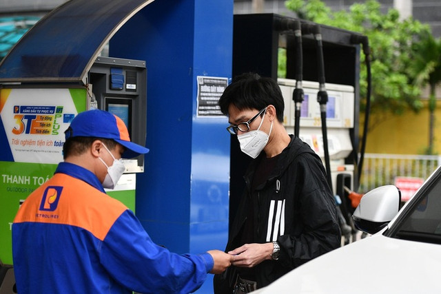 Giá xăng tăng 469 đồng, lên mức 23.513 đồng/lít Gia xang tang 469 dong, len muc 23.513 dong/lit