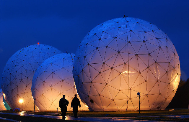 'Soi' đồ bảo hộ ấn tượng của dàn radar biển đảo Việt Nam - Hình 10 'Soi' do bao ho an tuong cua dan radar bien dao Viet Nam-Hinh-10
