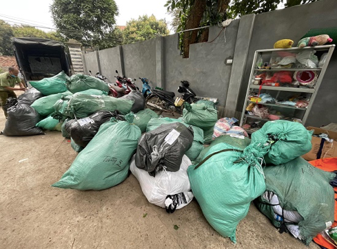 Bat qua tang kho hang lau cuc lon chuyen livestream tai Ha Noi-Hinh-2