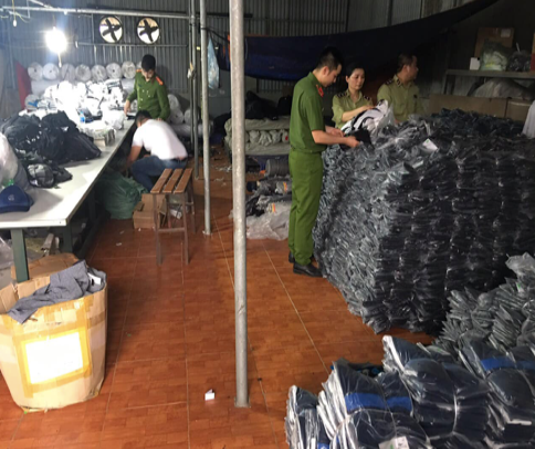 Thu giữ 5.000 sản phẩm giả mang nhãn hiệu Adidas, Nike, Lacoste, Burberry Thu giu 5.000 san pham gia mang nhan hieu Adidas, Nike, Lacoste, Burberry