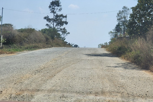 Mục sở thị con đường hơn trăm tỉ đang bị bỏ hoang - Hình 3 Muc so thi con duong hon tram ti dang bi bo hoang-Hinh-3
