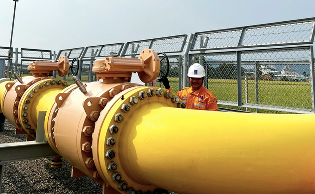 PV GAS đưa dòng khí đầu tiên vào chuỗi dự án LNG Thị Vải PV GAS dua dong khi dau tien vao chuoi du an LNG Thi Vai