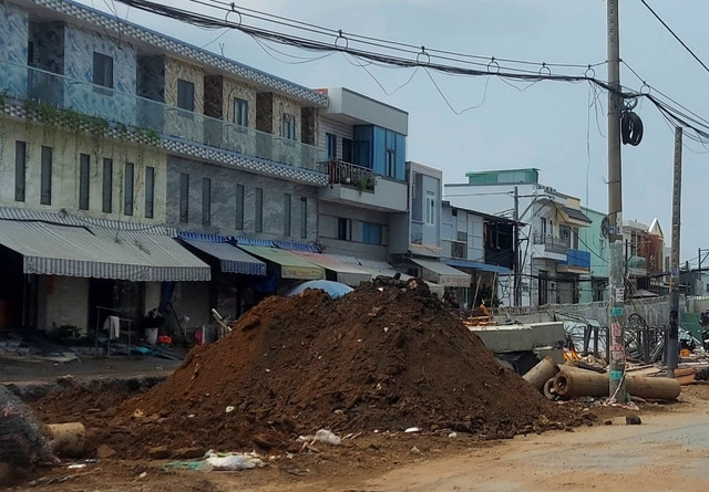 Nhà thầu nào đang thi công gói thầu đường dẫn cầu Long Kiểng? - Hình 4 Nha thau nao dang thi cong goi thau duong dan cau Long Kieng?-Hinh-4