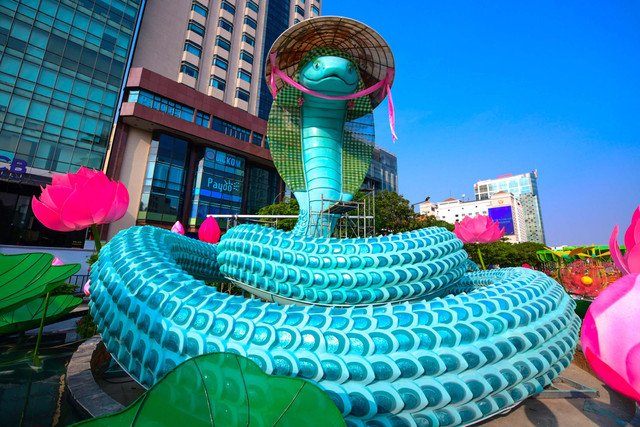 Cận cảnh đường hoa Nguyễn Huệ chuẩn bị cho ngày khai mạc - Hình 6 Can canh duong hoa Nguyen Hue chuan bi cho ngay khai mac-Hinh-6