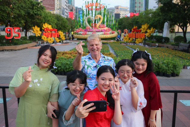 Cận cảnh đường hoa Nguyễn Huệ chuẩn bị cho ngày khai mạc - Hình 8 Can canh duong hoa Nguyen Hue chuan bi cho ngay khai mac-Hinh-8