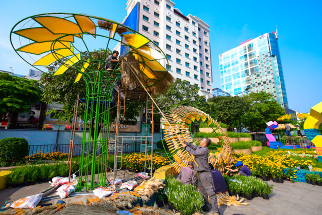 Cận cảnh đường hoa Nguyễn Huệ chuẩn bị cho ngày khai mạc - Hình 7 Can canh duong hoa Nguyen Hue chuan bi cho ngay khai mac-Hinh-7