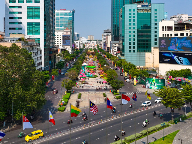 Cận cảnh đường hoa Nguyễn Huệ chuẩn bị cho ngày khai mạc - Hình 9 Can canh duong hoa Nguyen Hue chuan bi cho ngay khai mac-Hinh-9