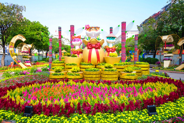 Cận cảnh đường hoa Nguyễn Huệ chuẩn bị cho ngày khai mạc - Hình 3 Can canh duong hoa Nguyen Hue chuan bi cho ngay khai mac-Hinh-3