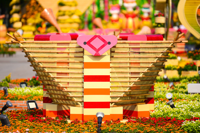 Cận cảnh đường hoa Nguyễn Huệ chuẩn bị cho ngày khai mạc - Hình 4 Can canh duong hoa Nguyen Hue chuan bi cho ngay khai mac-Hinh-4