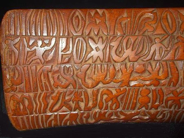 "Xoắn não" những bí ẩn lớn nhất lịch sử tới nay còn bỏ ngỏ - Hình 11 4. Bản thảo Rongorongo: Được xem là một điều bí ẩn nữa của đảo Phục Sinh, Rongorongo là tên của bản thảo viết bằng chữ tượng hình do những cư dân đầu tiên của đảo viết ra. Rongorongo xuất hiện một cách đầy bí ẩn vào những năm 1700 trong khi cư dân những vùng đảo lân cận còn chưa có chữ viết.