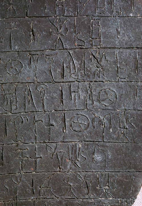 "Xoắn não" những bí ẩn lớn nhất lịch sử tới nay còn bỏ ngỏ - Hình 7 Những tấm bảng đất sét do các nhà khảo cổ phát hiện ra lại cho thấy Đế chế này vẫn còn tồn tại sau đó khoảng 50 năm trước khi biến mất hoàn toàn. Các giả thiết về sự sụp đổ bao gồm một lớp tro núi lửa làm mùa màng thất bát hoặc họ đã bị Hy Lạp xâm chiếm.