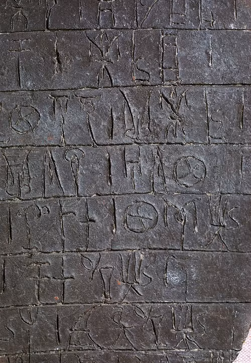 Những tấm bảng đất sét do các nhà khảo cổ phát hiện ra lại cho thấy Đế chế này vẫn còn tồn tại sau đó khoảng 50 năm trước khi biến mất hoàn toàn. Các giả thiết về sự sụp đổ bao gồm một lớp tro núi lửa làm mùa màng thất bát hoặc họ đã bị Hy Lạp xâm chiếm.