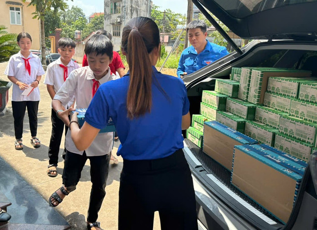 VInamilk vượt cam kết 1.2 triệu sản phẩm cho học sinh vùng bão lũ - Hình 5 VInamilk vuot cam ket 1.2 trieu san pham cho hoc sinh vung bao lu-Hinh-5