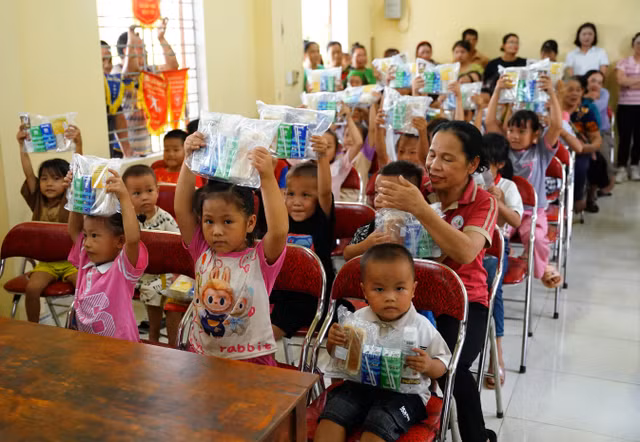 VInamilk vuot cam ket 1.2 trieu san pham cho hoc sinh vung bao lu-Hinh-6