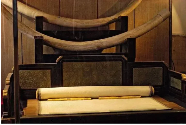 Dọn kho thấy chiếc chiếu cũ, ai ngờ đó là báu vật gần 70 tỷ - Hình 3 Don kho thay chiec chieu cu, ai ngo do la bau vat gan 70 ty-Hinh-3