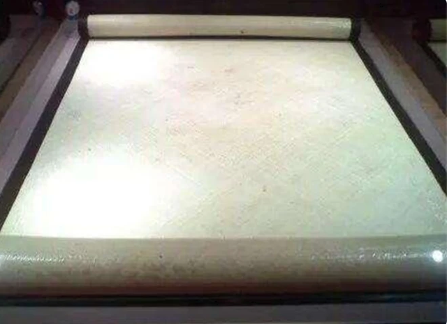 Dọn kho thấy chiếc chiếu cũ, ai ngờ đó là báu vật gần 70 tỷ Don kho thay chiec chieu cu, ai ngo do la bau vat gan 70 ty