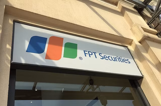 Tong giam doc FPTS ban 1,7 trieu co phieu o gia san