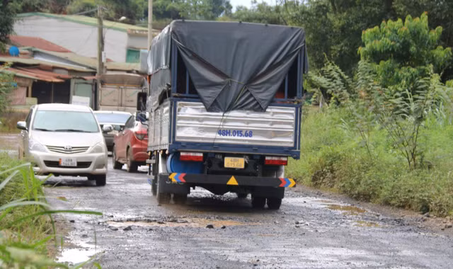 Dak Nong: Tinh lo 1 vua nang cap, sua chua da hu hong nang