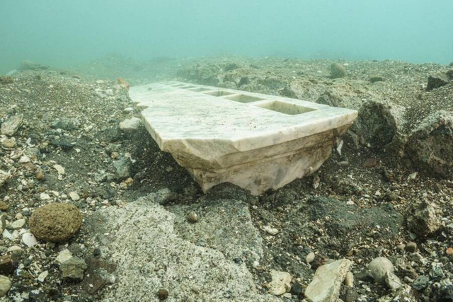 Cận cảnh đền thờ 'ma' chìm nghỉm dưới biển - Hình 5 Can canh den tho 'ma' chim nghim duoi bien-Hinh-5