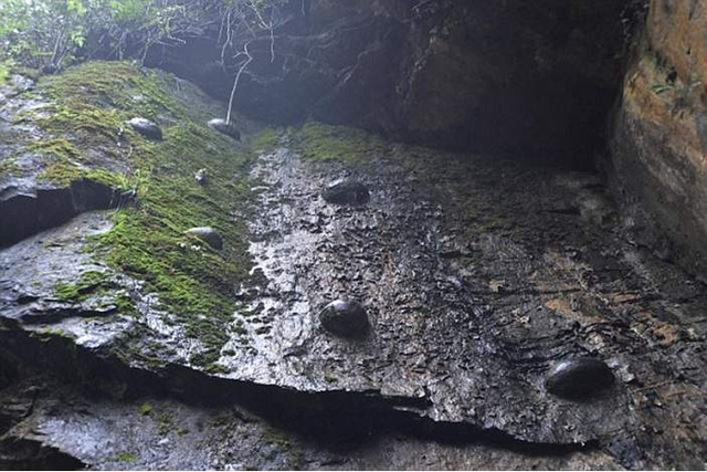 Hiện tượng vách đá 'đẻ trứng' kỳ lạ ở Trung Quốc - Hình 3 Hien tuong vach da 'de trung' ky la o Trung Quoc-Hinh-3