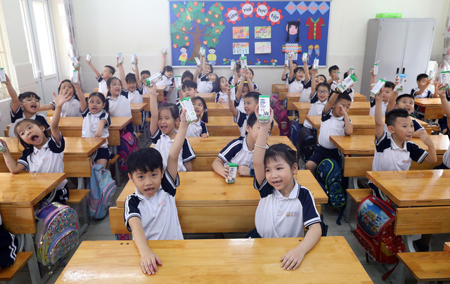 Nhân rộng niềm vui mang tên sữa học đường Nhan rong niem vui mang ten sua hoc duong