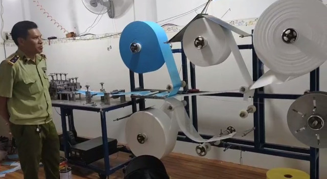 Phát hiện xưởng sản xuất gần 40.000 khẩu trang không có giấy phép Phat hien xuong san xuat gan 40.000 khau trang khong co giay phep