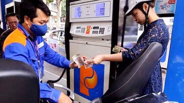 Gia xang RON95 giam 192 dong/lit sau 2 dot tang lien tiep