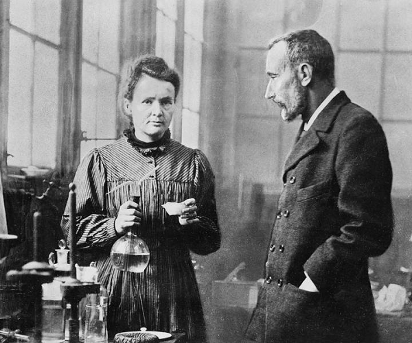 Cuốn sổ tay đáng sợ không ai dám đụng của Marie Curie - Hình 5 Cuon so tay dang so khong ai dam dung cua Marie Curie-Hinh-5