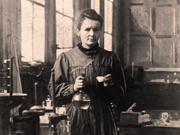 Cuốn sổ tay đáng sợ không ai dám đụng của Marie Curie - Hình 3 Cuon so tay dang so khong ai dam dung cua Marie Curie-Hinh-3
