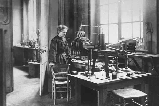 Cuốn sổ tay đáng sợ không ai dám đụng của Marie Curie - Hình 12 Cuon so tay dang so khong ai dam dung cua Marie Curie-Hinh-12