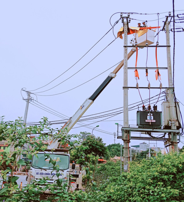 EVNHANOI ứng dụng công nghệ sửa chữa điện nóng - Hình 2 EVNHANOI ung dung cong nghe sua chua dien nong-Hinh-2