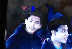 Trải qua nhiều tiếng đồng hồ diễu hành trên đường, vẫy tay chào người hâm mộ và chưa có bữa ăn chính thức nào từ trưa, song cầu thủ U23 Việt Nam vẫn cười rạng rỡ và dành thời gian cho người hâm mộ tại sân Mỹ Đình (Hà Nội) vào tối 28/1. Trải qua nhiều tiếng đồng hồ diễu hành trên đường, vẫy tay chào người hâm mộ và chưa có bữa ăn chính thức nào từ trưa, song cầu thủ U23 Việt Nam vẫn cười rạng rỡ và dành thời gian cho người hâm mộ tại sân Mỹ Đình (Hà Nội) vào tối 28/1.