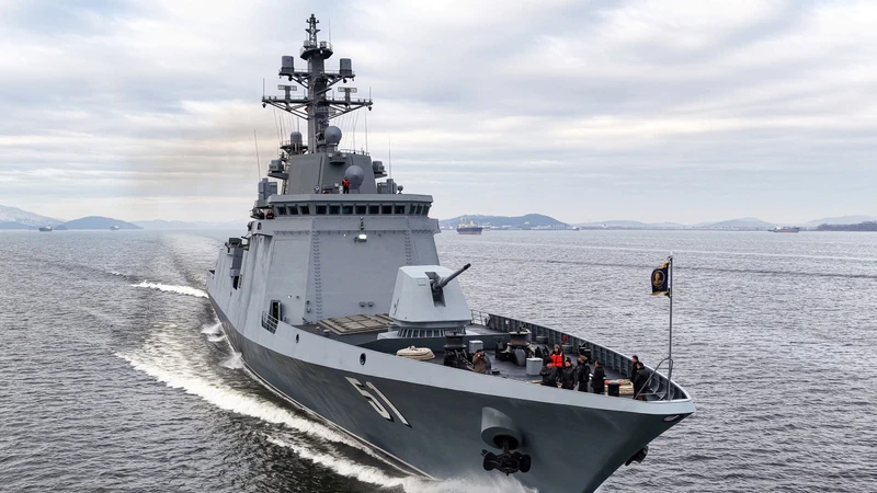 Lãnh đạo Triều Tiên Kim Jong Un thị sát tàu chiến mới