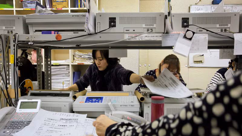 [GALLERY] Nhật Bản công nghệ số 1 thế giới, sao vẫn dùng fax?