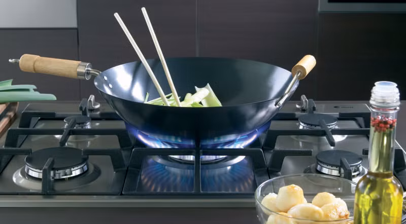 [GALLERY] Bếp từ hiện đại vẫn thua bếp gas ở điểm này?