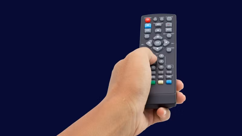 [GALLERY] Đừng vứt pin điều khiển TV theo cách này kẻo gây cháy nổ 