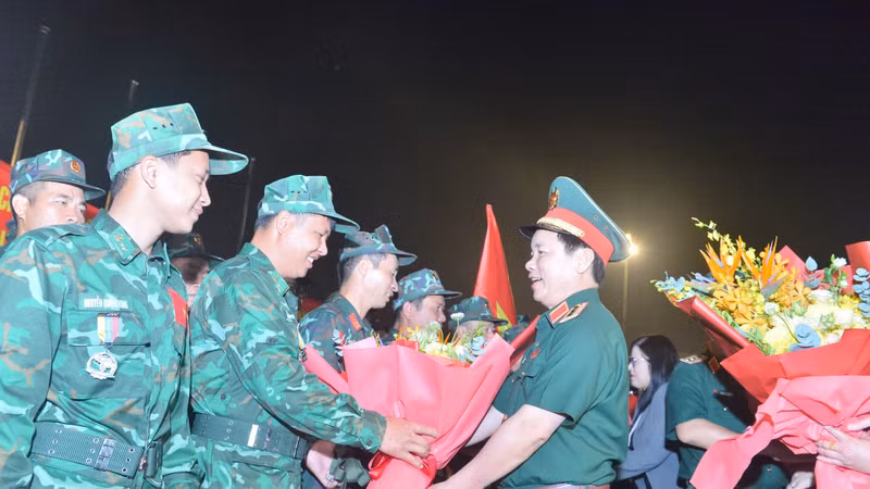 Lãnh đạo Bộ Quốc phòng, Bộ Tổng Tham mưu, Tổng cục Chính trị tặng hoa chúc mừng đoàn Việt Nam hoàn thành nhiệm vụ trở về nước.