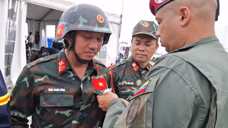 Đoàn cứu hộ Việt Nam được trao Huy chương "Anh hùng Venezuela"