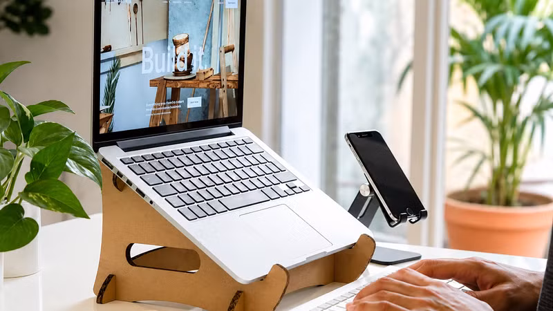 [GALLERY] Dùng laptop sai cách, nhiều người âm thầm làm hại cột sống cổ