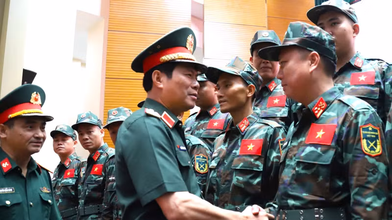 Bộ đội Việt Nam cùng quân khuyển xuất quân cứu hộ động đất tại Venezuela