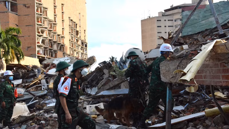Đoàn Việt Nam đưa 11 nạn nhân động đất tại Venezuela ra khỏi đống đổ nát