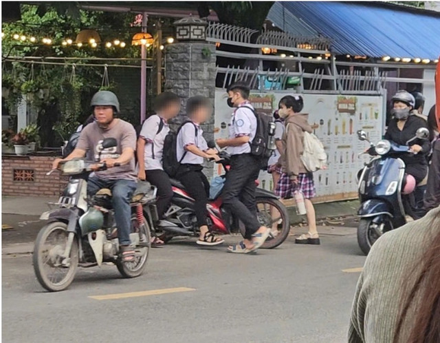 2 nam sinh điều khiển xe máy không đội mũ bảo hiểm hsinh-2.png