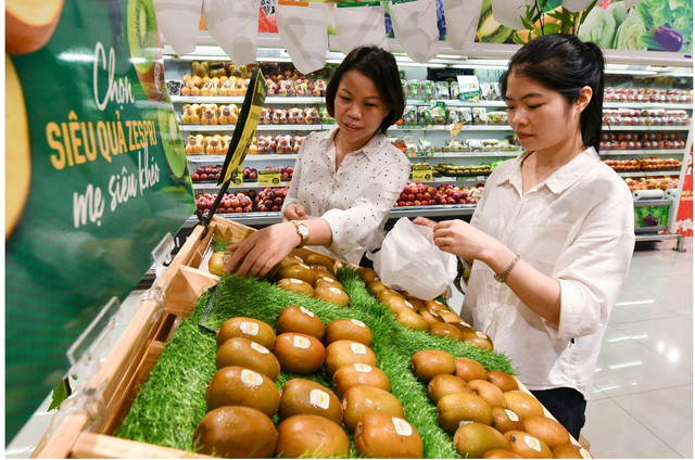 Một nền kinh tế sẽ khó bứt tốc nếu người dân chỉ lo giữ tiền của thay vì tiêu dùng và đầu tư. Ảnh: Nam Khánh tieudung-1.png