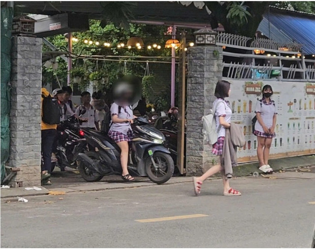 Tan học, nữ sinh điều khiển xe tay ga trên 50 cc chạy ra từ quán nước đối diện trung tâm hsinh-1.png