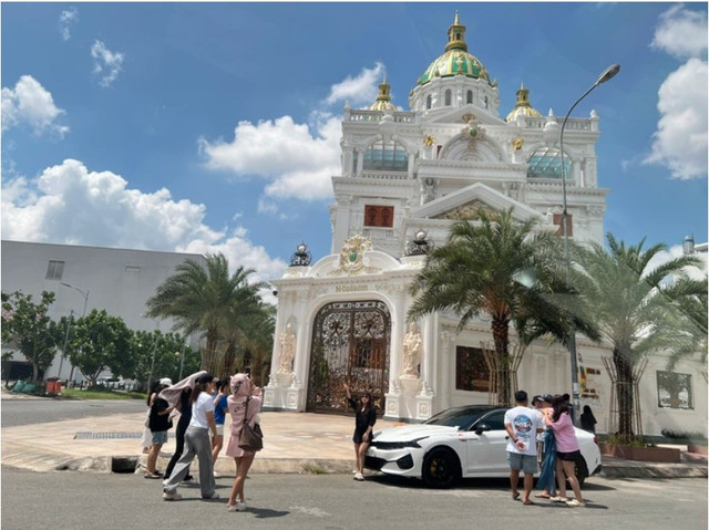 Nhóm người tụ tập trước nhà Ngân Collage chụp ảnh và livestream ngancollagel-1.png