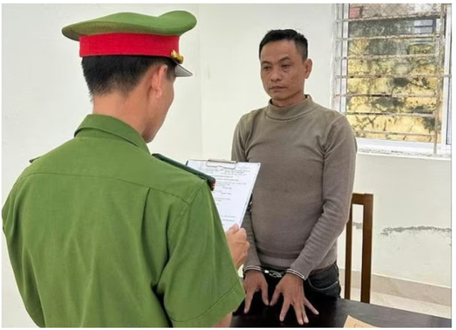 Tống đạt quyết định khởi tố bị can Đỗ Chát dochat-1.png